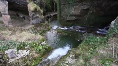 Caglieron mağaralarının başındaki şelale manzarası, Veneto, İtalya