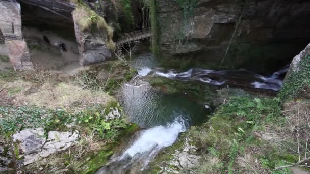 Caglieron mağaralarının başındaki şelale manzarası, Veneto, İtalya — Stok video