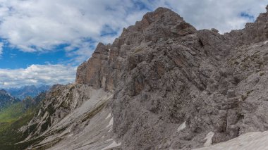 Duranno Dağı 'nın heybetli güney yüzü, Dolomitler.