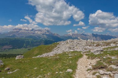 Kaya parçalarının müthiş dolomit panorama ile yürüyüş yolu boyunca eğim değişimi etkisi