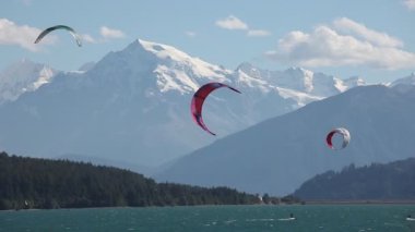 Reschensee, Güney Tyrol, İtalya 'da uçurtma.