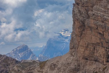 Pelmo Dağı zirvesinin arka planında Duranno Dağı 'nın güney yüzünü görüntüle