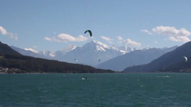 Resia Gölü 'ndeki Panorama - Reschensee, uçurtmacılar, Güney Tyrol, İtalya