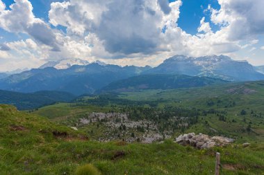 Marmolada 'dan Sella Massif' e Yaz Dolomite Panoraması