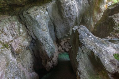 Kristal berrak sularıyla dar kayalık geçitin üst manzarası