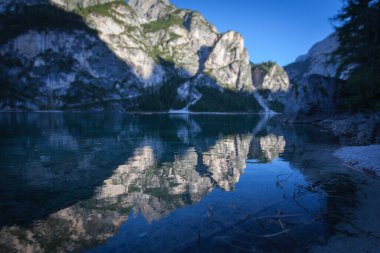 Braies Gölü 'ndeki dolomitik dağların yansımalarının eğim etkisi