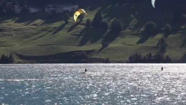 Kitesurfing vid Resiasjön - Reschensee, Sydtyrolen, Italien — Stockvideo