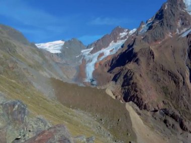 Alp tepelerinin kuzey yamacındaki buzullarda panorama