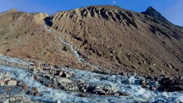 Glacial torrent som flödar häftigt från en morän, — Stockvideo