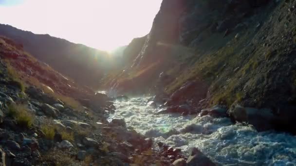 Panorama del atardecer con un turbulento y nublado arroyo glacial — Vídeo de stock