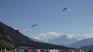 Reschensee, Güney Tyrol, İtalya kıyılarındaki uçurtmacılar
