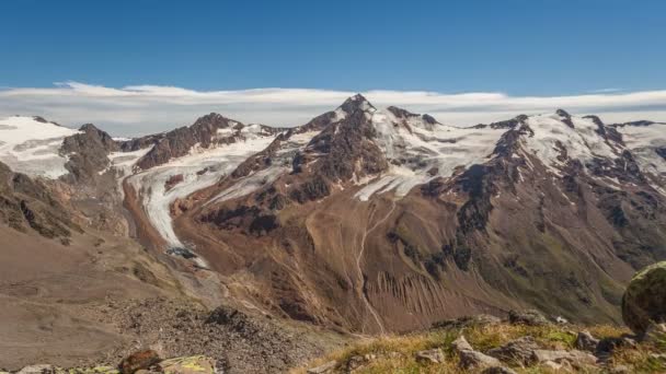 Timelapse de verano de glaciares en un valle alpino — Vídeo de stock