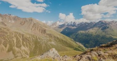 Alp Vadisi 'nde buzullu dağ zirvelerinin yaz zamanı.