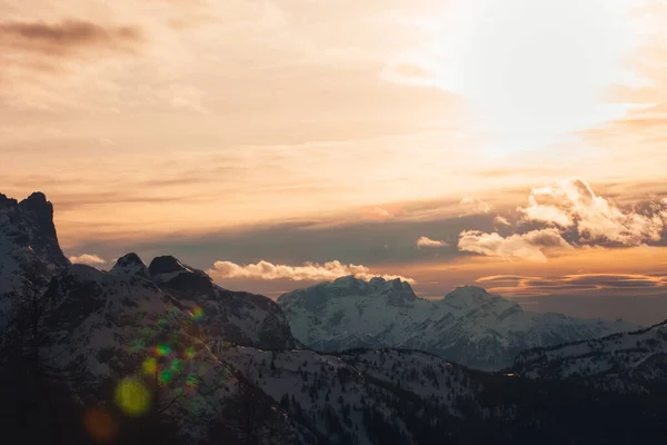 Gün batımında güneşli bulutlarla güzel Dolomite kış manzarası