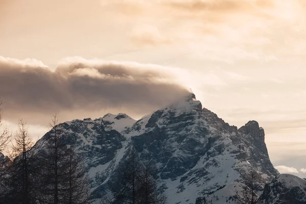Krásné zimní panorama při západu slunce na hoře Civetta — Stock fotografie