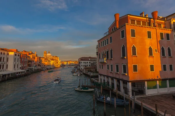 Colores del atardecer en los edificios del Gran Canal, Venecia — Foto de Stock