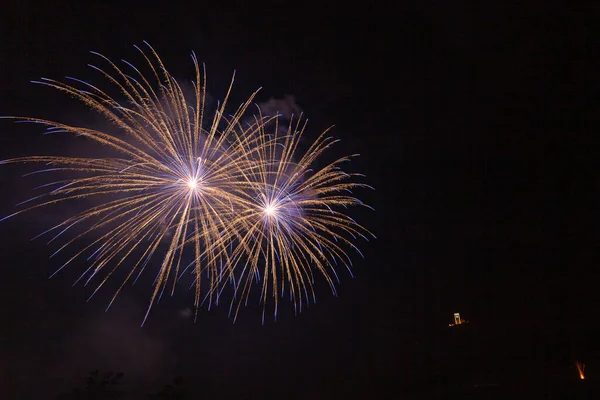 Couple of beautiful and brilliant white fireworks above a illuminated church — Stock Photo, Image