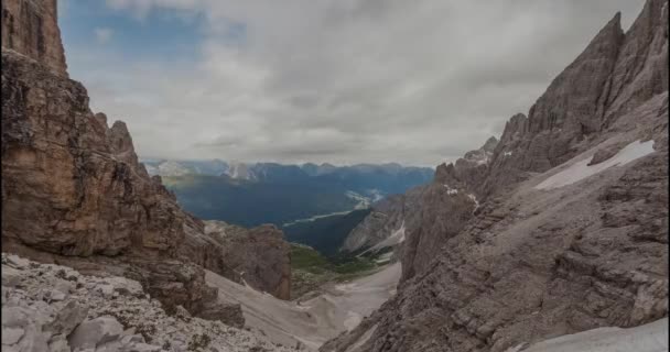 Timelapse valle Dolomita, con paredes verticales de roca y nubes en el cielo — Vídeo de stock