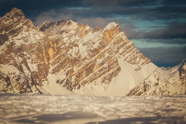 Efecto de desplazamiento de inclinación de las laderas nevadas de los picos de Torre sabbioni al atardecer — Foto de Stock