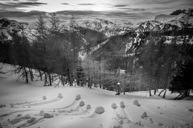 Dolomite kış manzarasının gün batımında güneşli bulutlarla dramatik renkleri.