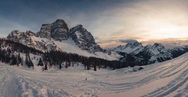 Winterliches Sonnenuntergangspanorama der Dolomitenhütte am Fuße der Nordwand des Monte Pelmo — Stockfoto