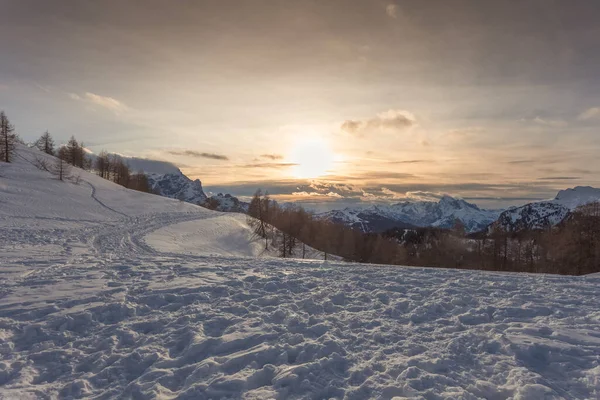 Krásné dolomitové zimní panorama při západu slunce se sluncem osvětlenými mraky — Stock fotografie