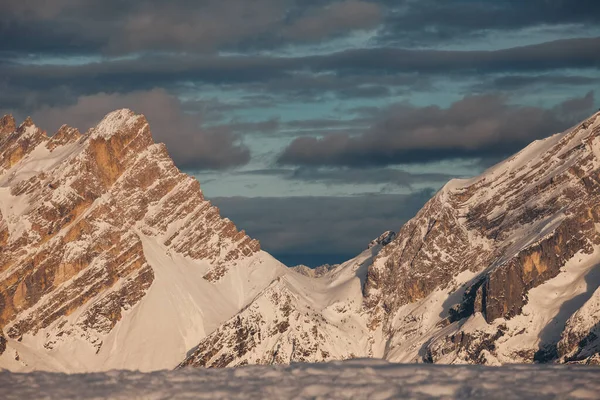 Перевал Форцелла-Пиккола на закате с небольшими лавинами — стоковое фото
