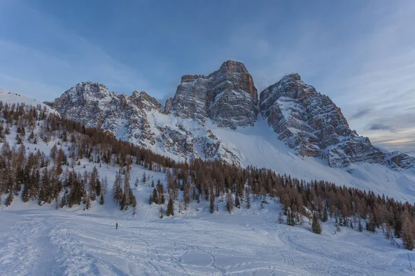 Panorama da majestosa face norte do Monte Pelmo em condições de inverno — Fotografia de Stock