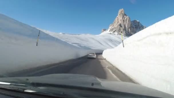 Condução em um belo cenário de inverno de passagem de montanha dolomita — Vídeo de Stock