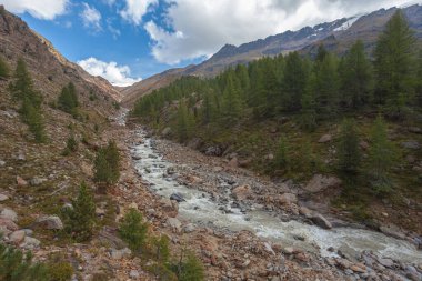 Dağlık bir vadide buzulun erimesiyle oluşmuş Karlinbach adında fevri bir akarsu. Vallelunga, Alto Adige Sudtirol, İtalya