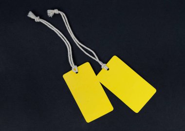 Siyah bir arkaplanda iki sarı kağıt etiketi oluştur.