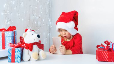 Akıllı telefondan görüntülü arama. Mesafeli ama birlikte. Kız telefonda konuşuyor..