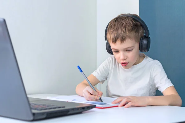 Estudante estudando lição de casa durante sua aula on-line em casa. Educação online. — Fotografia de Stock