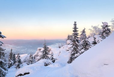 Dağlarda kış doğası serin ve berrak bir akşamda.
