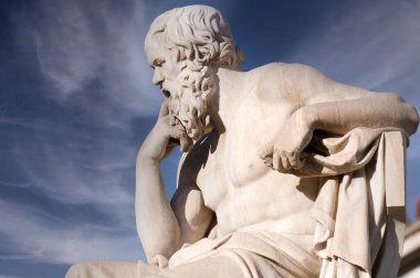Yunan filozof Sokrates 'in klasik heykeli bulutlu mavi gökyüzünün altında