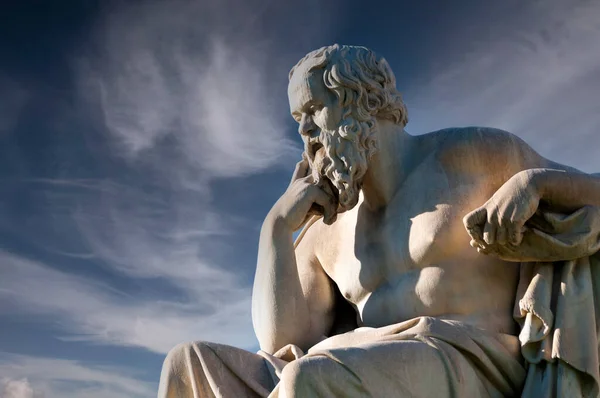 Estátua Clássica Filósofo Grego Sócrates Fechar Sob Céu Azul Com — Fotografia de Stock