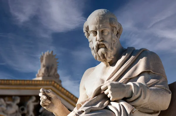 Klassiek Beeld Van Griekse Filosoof Plato Close Onder Blauwe Hemel Rechtenvrije Stockfoto's