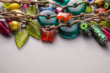 Cam boncuk ve takılar bir seçim yakın