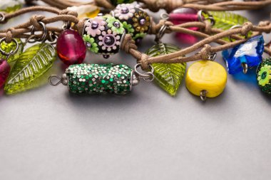 Cam boncuk ve takılar bir seçim yakın