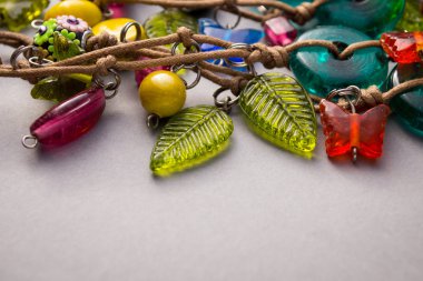 Cam ve ahşap boncuk renkli ürün yelpazesine