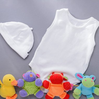 Dört peluş oyuncaklar ile bebek şapka ve gömlek