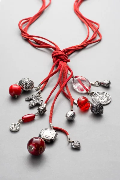 Diverse collane di perle di vetro e argento insieme — Foto Stock