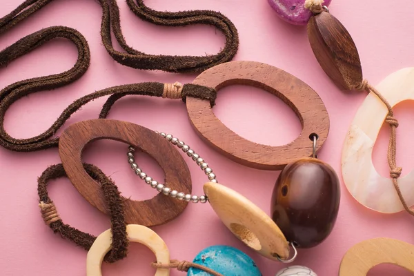 Ručně vyrobený náhrdelník s dřevěnými korálky a kameny — Stock fotografie