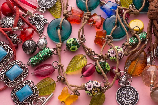 Joyas con estilo con piedras de colores y perlas — Foto de Stock