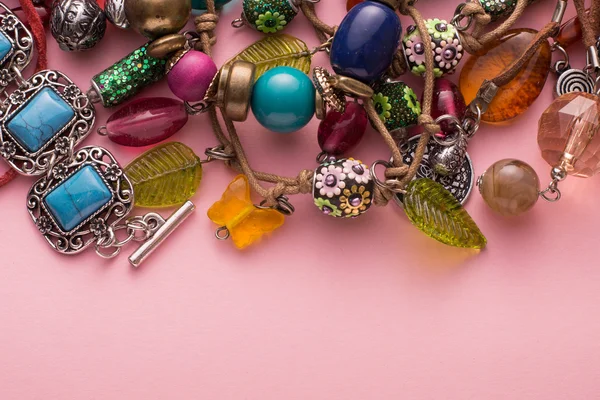 Stylové šperky s barevným kamenem a korálky — Stock fotografie