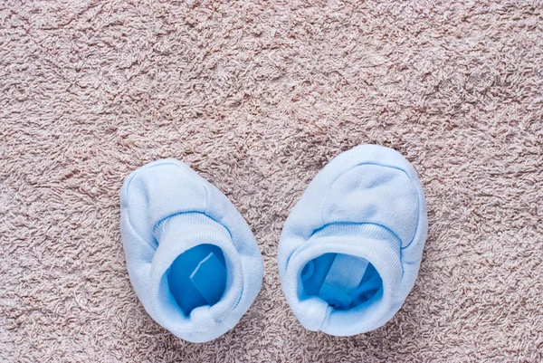 Dois sapatos de bebê azul bonito — Fotografia de Stock