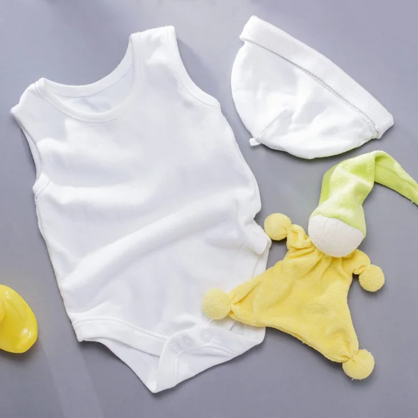 Baby muts en onsie met washandje — Stockfoto