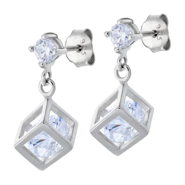 Um par de pingentes de prata brincos com diamantes na forma de um cubo — Fotografia de Stock