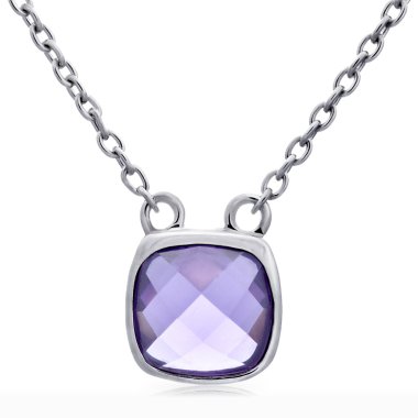 Yakın çekim kolye ile bir zincir üzerinde mor renkli değerli taş