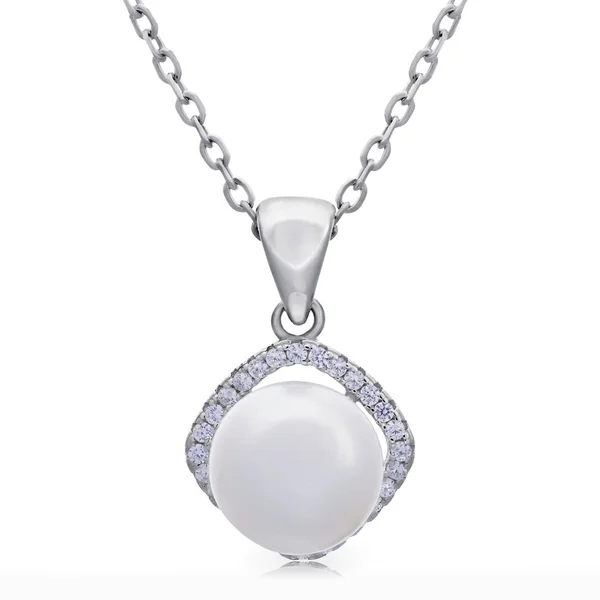 Close-up přívěšek s perlou a diamanty na řetízku — Stock fotografie